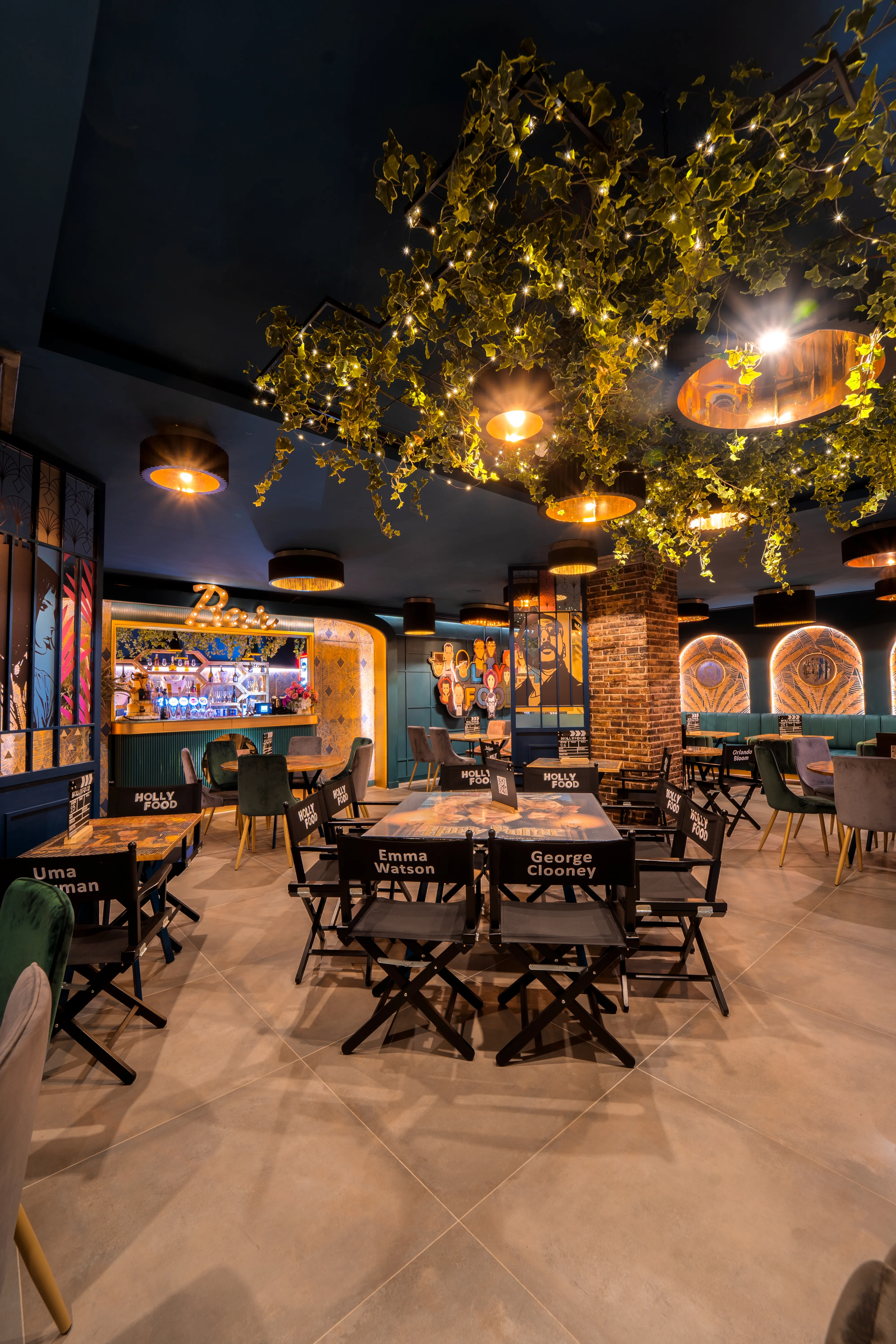 La sala di Hollyfood, tra poltroncine di velluto, verde pensile e locandine a tema cinema